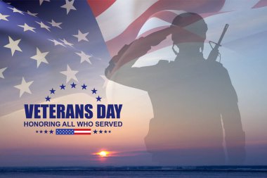 Gün batımına karşı Amerikan bayrağı taşıyan bir askerin silueti. Anma Günü, Gaziler Günü