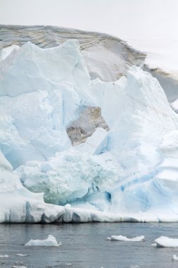 Antarktika - sekmeli buzdağı Güney okyanusta yüzen