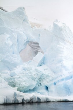 Antarktika - sekmeli buzdağı Güney okyanusta yüzen