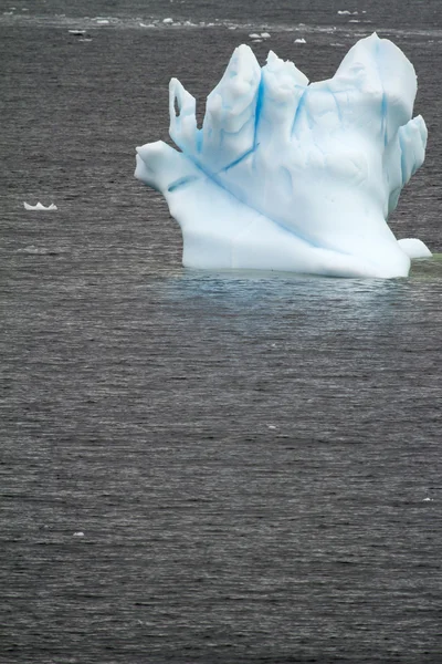 Antártica - Iceberg não-tabular flutuando no Oceano Antártico - close-up — Fotografia de Stock