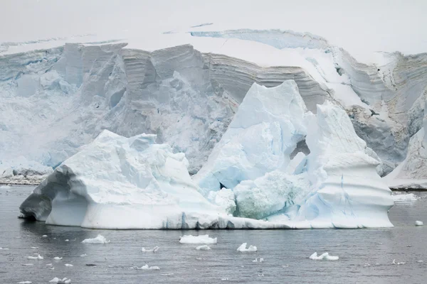 Antarktisz - globális felmelegedés - jég formációk partvonala — Stock Fotó