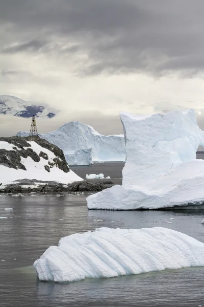 Línea costera de la Antártida - Calentamiento global - Formaciones de hielo —  Fotos de Stock