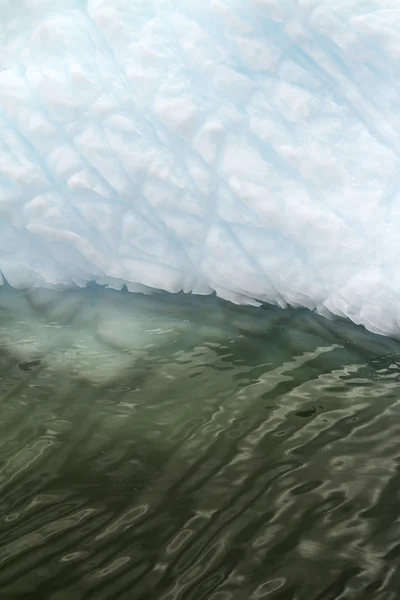 Antártica - Iceberg não-tabular flutuando no Oceano Antártico - close-up — Fotografia de Stock