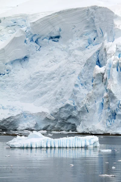 Línea costera de la Antártida - Calentamiento global - Formaciones de hielo —  Fotos de Stock