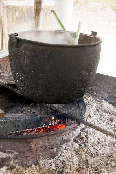 Caldeirão em chamas - Preparação de alimentos tradicionais — Fotografia de Stock