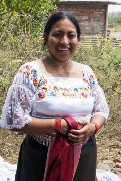 Equateur Femme - Robe traditionnelle ecuadorian — Photo