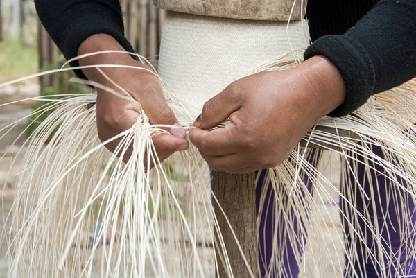 Proceso de tejido manual del sombrero — Foto de Stock