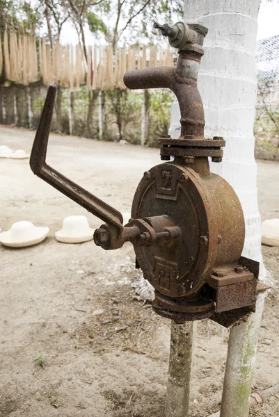 Bomba de agua antigua —  Fotos de Stock