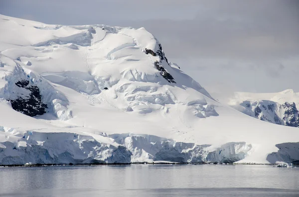 南极洲-童话般的风景在晴朗的一天 — 图库照片