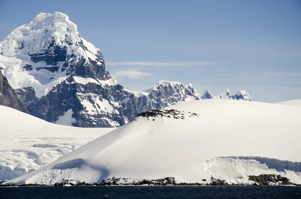 Antártida - Paisaje de cuento de hadas en un día soleado — Foto de Stock