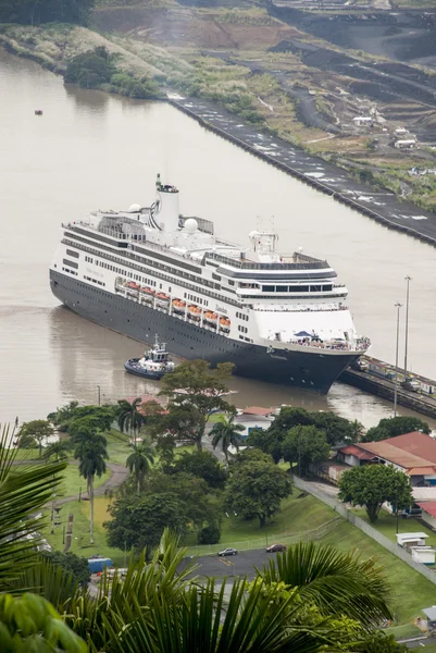 Bateau de croisière dans le canal de Panama — Photo