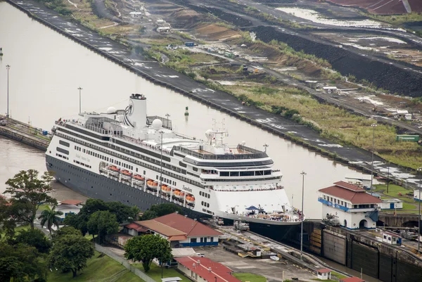 Cruiseschip in Panama kanaal — Stockfoto