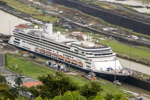 Výletní loď v Panamský průplav — Stock fotografie