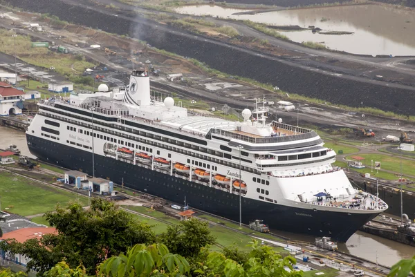 Cruiseschip in Panama kanaal — Stockfoto