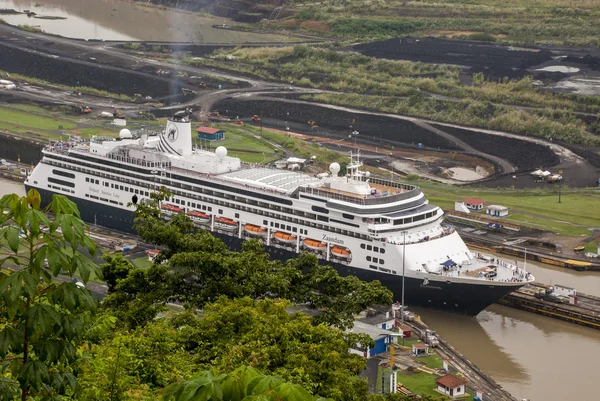 Круизное судно в Панамском канале — стоковое фото