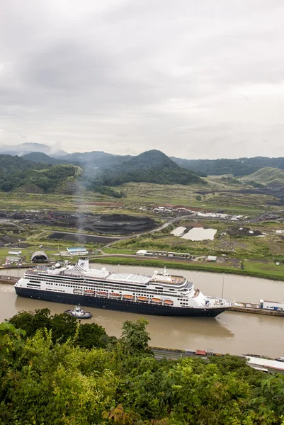 Kryssningsfartyg i Panamakanalen — Stockfoto