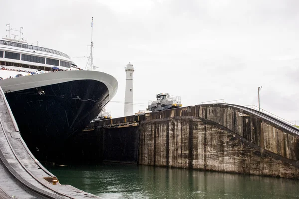 Statek wycieczkowy w Panama Canal — Zdjęcie stockowe