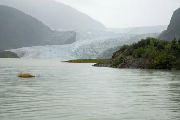 USA alaska - mendenhall Buzulu ve göl — Stok fotoğraf