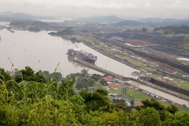 panama kanalı kargo gemisiyle