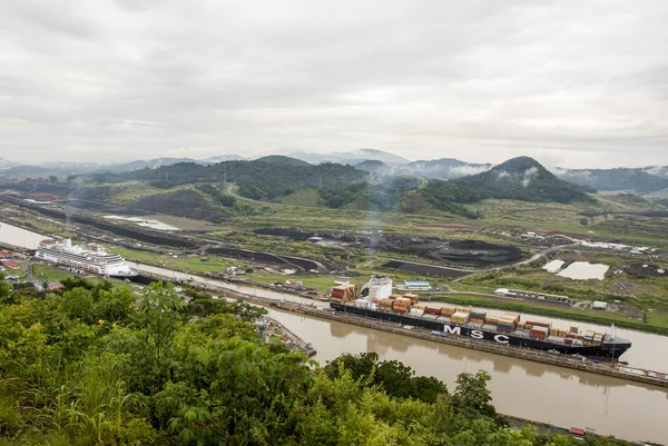 Vrachtschip in panama canal — Stockfoto