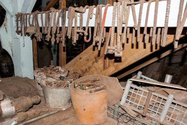 Eski bir sepeti fabrika içinde - Kosta Rika