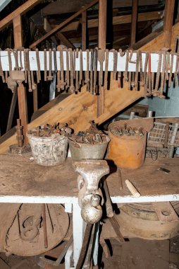 Eski bir sepeti fabrika içinde - Kosta Rika