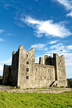 Bolton Şatosu, 14. yüzyıldan kalma bir kale. Bolton Köyü, Wensleydale, Yorkshire Dales, Birleşik Krallık
