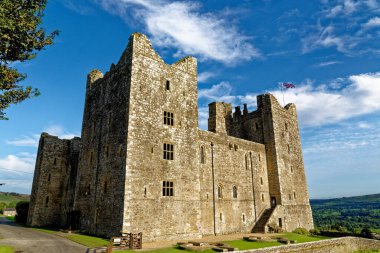 Bolton Şatosu, 14. yüzyıldan kalma bir kale. Bolton Köyü, Wensleydale, Yorkshire Dales, Birleşik Krallık