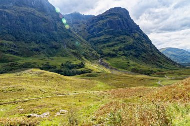Glencoe 'nun üç kız kardeşi A82' nin bakış açısından kaçırıldı. İskoç sonbahar gününde klasik İskoç dağ manzarası. Üç Kız Kardeş Bakış Açısı - İskoçya - Glencoe, İskoçya, İngiltere.