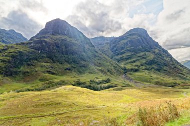 Glencoe 'nun üç kız kardeşi A82' nin bakış açısından kaçırıldı. İskoç sonbahar gününde klasik İskoç dağ manzarası. Üç Kız Kardeş Bakış Açısı - İskoçya - Glencoe, İskoçya, İngiltere.
