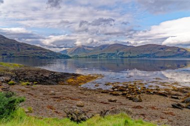 İskoçya 'nın batı kıyısında bir sonbahar gününde İskoçya' nın dağlık kesimindeki Loch Linnhe 'de dinlendirici piknik alanı - Fort William, Highland Bölgesi, İskoçya, Birleşik Krallık - 15 Eylül 2020