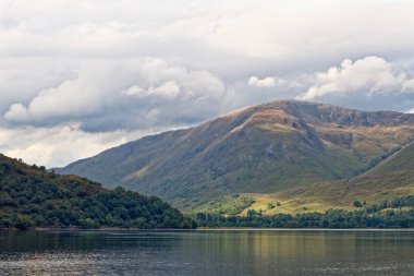 İskoçya 'nın batı kıyısında bir sonbahar gününde İskoçya' nın dağlık kesimindeki Loch Linnhe 'de dinlendirici piknik alanı - Fort William, Highland Bölgesi, İskoçya, Birleşik Krallık - 15 Eylül 2020