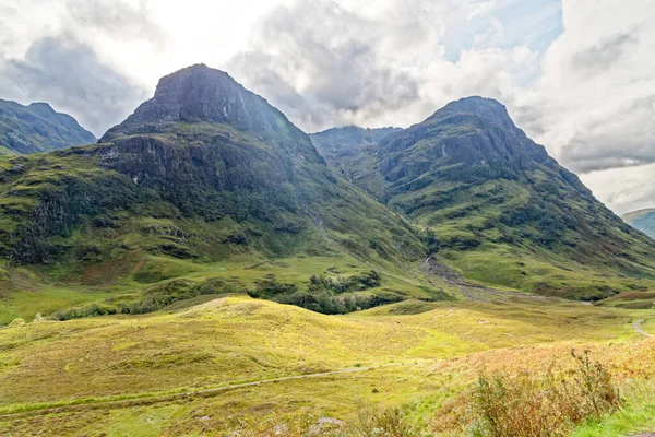 Glencoe 'nun üç kız kardeşi A82' nin bakış açısından kaçırıldı. İskoç sonbahar gününde klasik İskoç dağ manzarası. Üç Kız Kardeş Bakış Açısı - İskoçya - Glencoe, İskoçya, İngiltere.