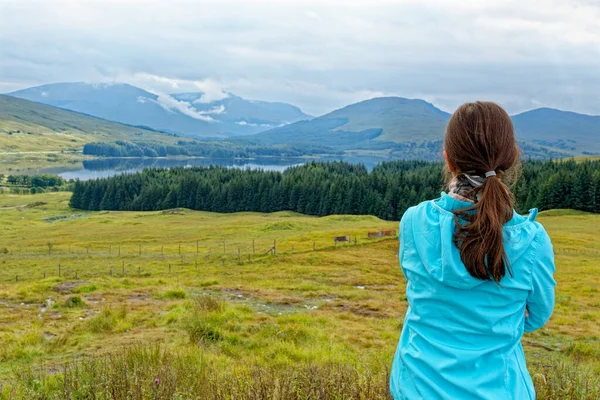 Mujer Joven Señalando Belleza Del Paisaje Escocés Mirador Loch Tulla —  Fotos de Stock