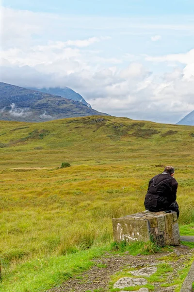 Vieil Homme Reposant Devant Beauté Paysage Écossais Belvédère Loch Tulla — Photo