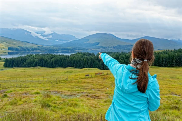 Mladá Žena Poukazující Skotskou Krásu Krajiny Vyhlídce Loch Tulla Central — Stock fotografie