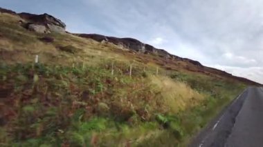 A68, İngiltere 'de Darlington' dan Edinburgh 'daki A720' ye kadar uzanan büyük bir yoldur. A68 yolunda araba kullanmak - Northumberland - İngiltere - 18 Eylül 2020