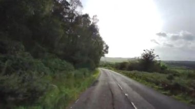 A68, İngiltere 'de Darlington' dan Edinburgh 'daki A720' ye kadar uzanan büyük bir yoldur. A68 yolunda araba kullanmak - Northumberland - İngiltere - 18 Eylül 2020