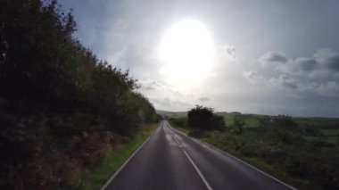 A68, İngiltere 'de Darlington' dan Edinburgh 'daki A720' ye kadar uzanan büyük bir yoldur. A68 yolunda araba kullanmak - Northumberland - İngiltere - 18 Eylül 2020