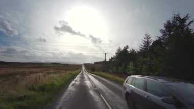 A68, İngiltere 'de Darlington' dan Edinburgh 'daki A720' ye kadar uzanan büyük bir yoldur. A68 yolunda araba kullanmak - Northumberland - İngiltere - 18 Eylül 2020