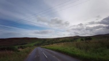 A68, İngiltere 'de Darlington' dan Edinburgh 'daki A720' ye kadar uzanan büyük bir yoldur. A68 yolunda araba kullanmak - Northumberland - İngiltere - 18 Eylül 2020