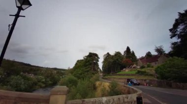 A68, İngiltere 'de Darlington' dan Edinburgh 'daki A720' ye kadar uzanan büyük bir yoldur. A68 yolunda araba kullanmak - Northumberland - İngiltere - 18 Eylül 2020