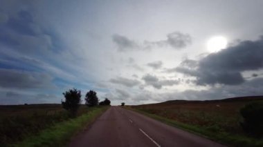 A68, İngiltere 'de Darlington' dan Edinburgh 'daki A720' ye kadar uzanan büyük bir yoldur. A68 yolunda araba kullanmak - Northumberland - İngiltere - 18 Eylül 2020