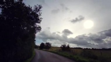 A68, İngiltere 'de Darlington' dan Edinburgh 'daki A720' ye kadar uzanan büyük bir yoldur. A68 yolunda araba kullanmak - Northumberland - İngiltere - 18 Eylül 2020