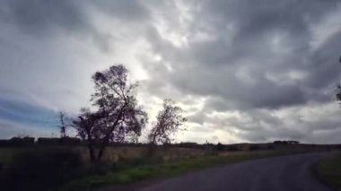 A68, İngiltere 'de Darlington' dan Edinburgh 'daki A720' ye kadar uzanan büyük bir yoldur. A68 yolunda araba kullanmak - Northumberland - İngiltere - 18 Eylül 2020