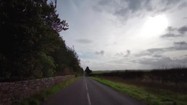 A68, İngiltere 'de Darlington' dan Edinburgh 'daki A720' ye kadar uzanan büyük bir yoldur. A68 yolunda araba kullanmak - Northumberland - İngiltere - 18 Eylül 2020