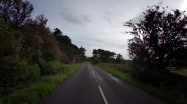 A68, İngiltere 'de Darlington' dan Edinburgh 'daki A720' ye kadar uzanan büyük bir yoldur. A68 yolunda araba kullanmak - Northumberland - İngiltere - 18 Eylül 2020