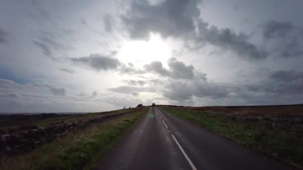 A68号線はイギリスの主要道路であり イングランドのダーリントンからエディンバラのA720号線まで走っている A68道路を走行 ノーサンバーランド イギリス 2020年9月18日 — ストック動画