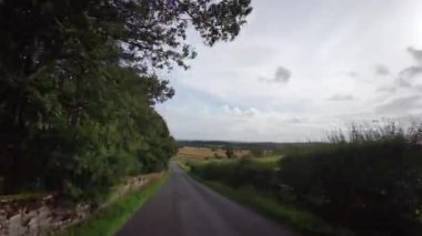 A68, İngiltere 'de Darlington' dan Edinburgh 'daki A720' ye kadar uzanan büyük bir yoldur. A68 yolunda araba kullanmak - Northumberland - İngiltere - 18 Eylül 2020