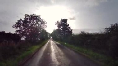 A68, İngiltere 'de Darlington' dan Edinburgh 'daki A720' ye kadar uzanan büyük bir yoldur. A68 yolunda araba kullanmak - Northumberland - İngiltere - 18 Eylül 2020